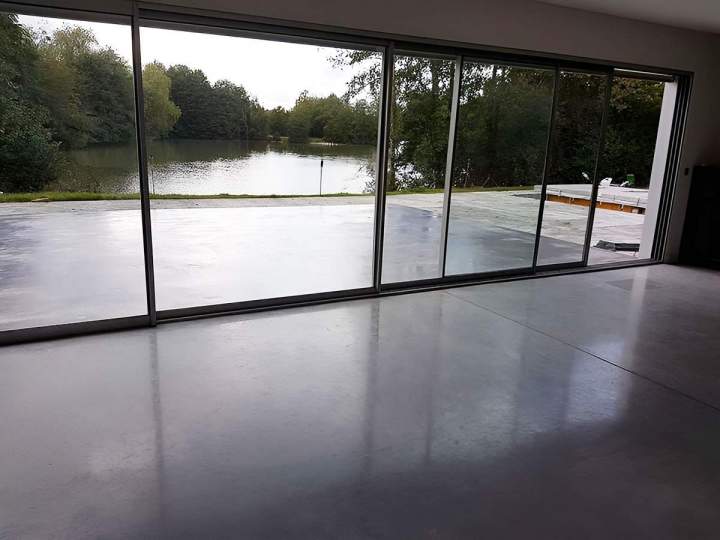 Pose de chape autonivelante pour surface plane et régulière