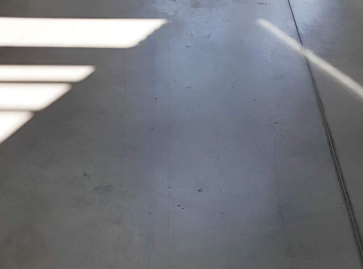 Réalisation de chape ciment pour support solide et stable